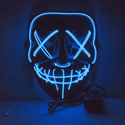 Maske mit blauem Licht