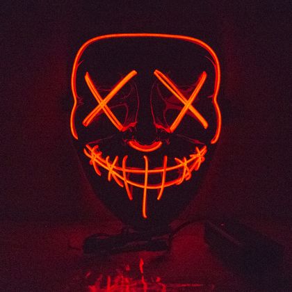 Maske mit rotem Licht